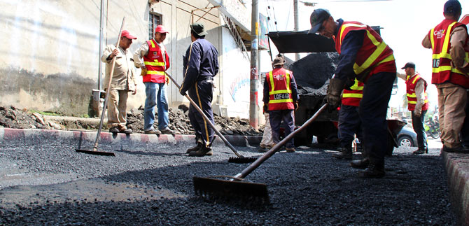 Cale�os de Prados del Sur ayudaron a pavimentar v�a deteriorada desde hace varios a�os