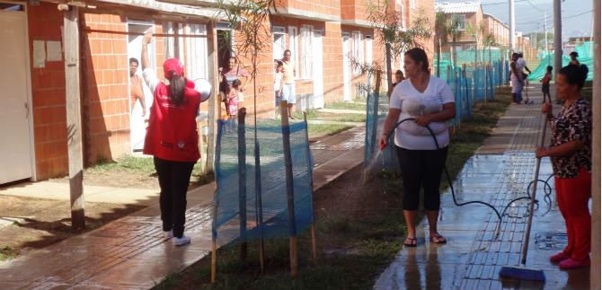 Habitantes de Llano Verde trabajan por un barrio limpio y lindo