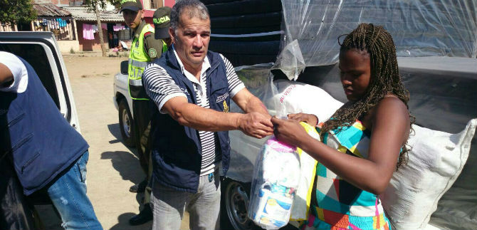 Entrega de ayudas humanitarias a familias damnificadas por incendio