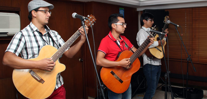 Festival de Tr�os enamora a los cale�os