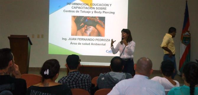 Salud capacita a responsables de centros de tatuajes sobre riesgos biolgicos