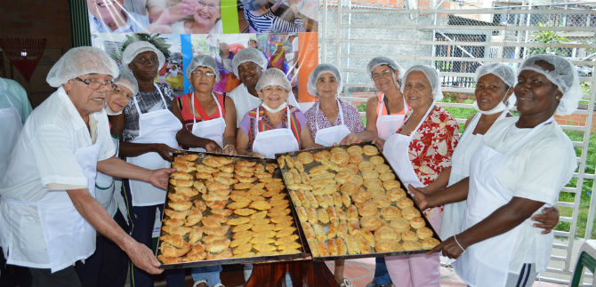 Dotan de herramientas a mujeres de la Comuna 18 para competencias laborales
