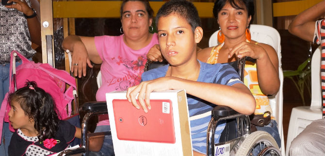 Administracin entreg ayudas tecnolgicas a menores con discapacidad