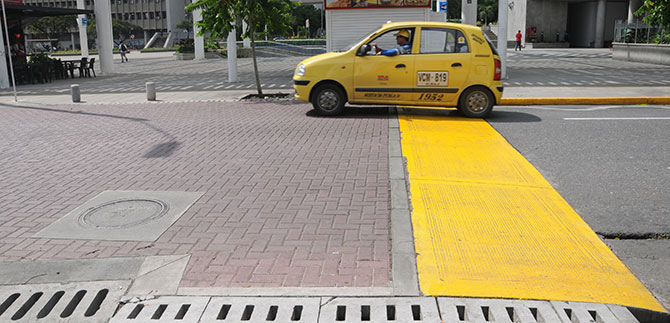 Peatones caleos cruzarn la Avenida 2a Norte, sector del CAM, por pompeyanos