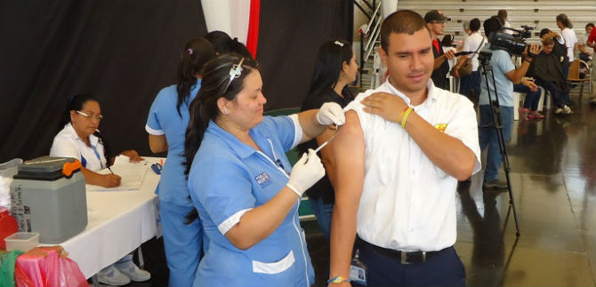 Ampl�an vacunaci�n contra influenza estacional; centros comerciales se unen