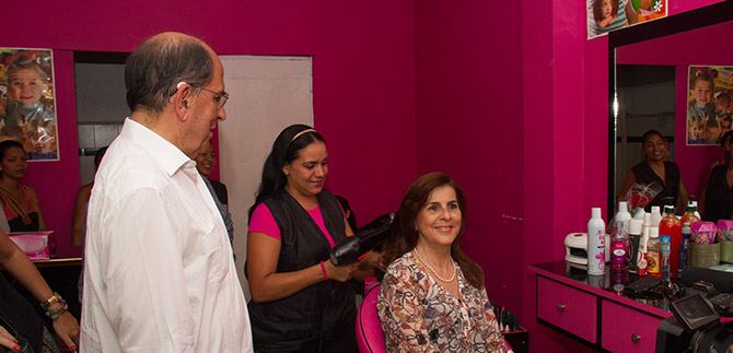 J�venes emprendedores de la ladera trabajan para consolidar sus sue�os