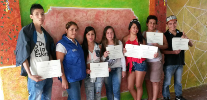 Graduados  45  j�venes de la comuna 20 en cursos complementarios del Sena