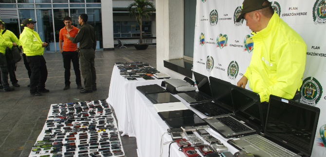 Polica incauta en el centro de Cali mil celulares reportados como hurtados