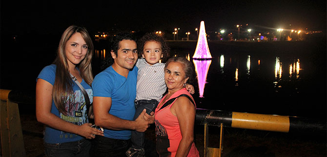 Luces de Navidad destellan desde lo profundo de la laguna de Charco Azul