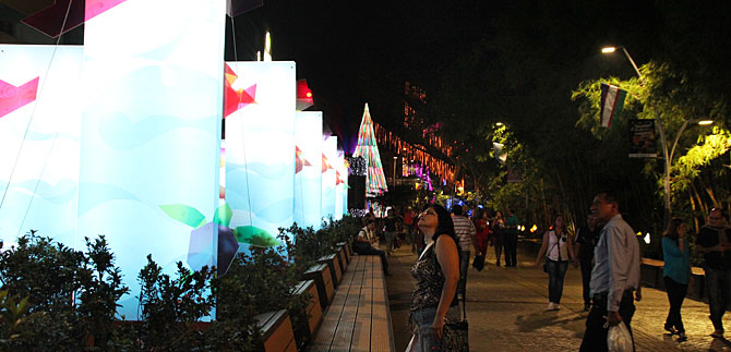 Msica y villancicos adornan el paso de caleos y turistas por el alumbrado