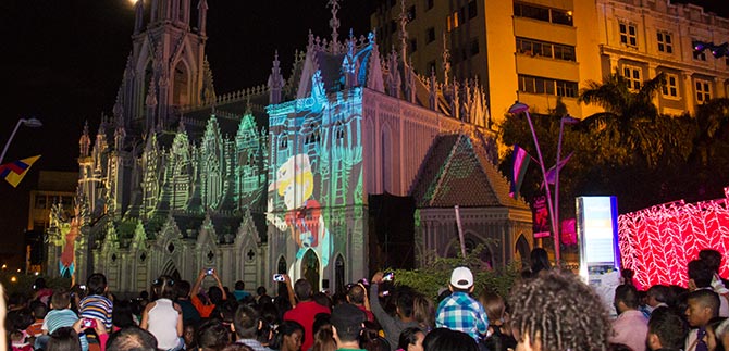 Show de mapping, osos cantores y umbral de la nieve, atractivos del alumbrado en Cali