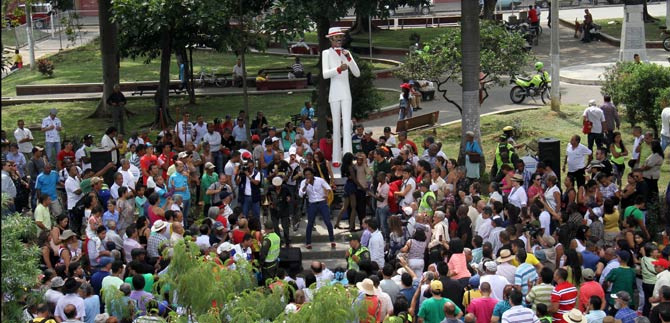 Recuerdos sobre Piper Pimienta calientan la Feria; descubren su estatua