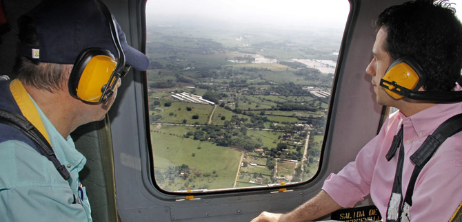 Alcalde (e) y autoridades revisan en sobrevuelo plan para zonas con incendios