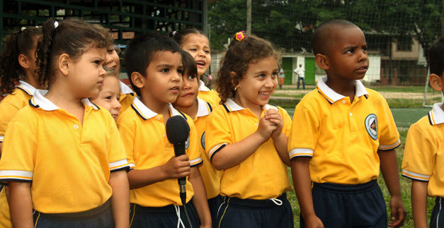 Jvenes reinsertados trabajan por los nios de Cali