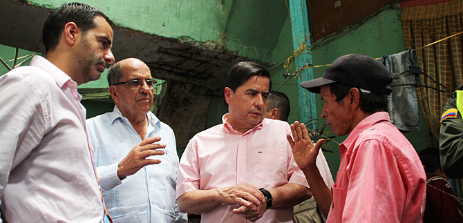 Alcalde y Ministro del Interior visitaron familias emberas que habitan en El Calvario