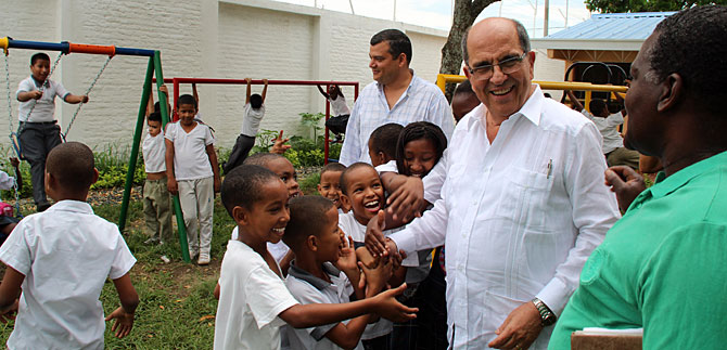 Al inaugurar sede escolar, Alcalde insta a matricular a los hijos en colegios oficiales