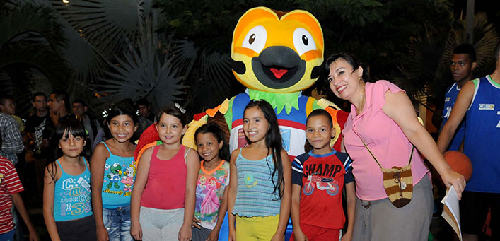 Mascota Tangarito del Mundial de Atletismo acompaa los parques iluminados