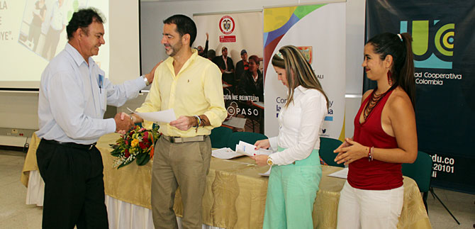 Por primera vez en Cali,  universitarios y l�deres comunitarios se certifican como  Facilitadores de Paz