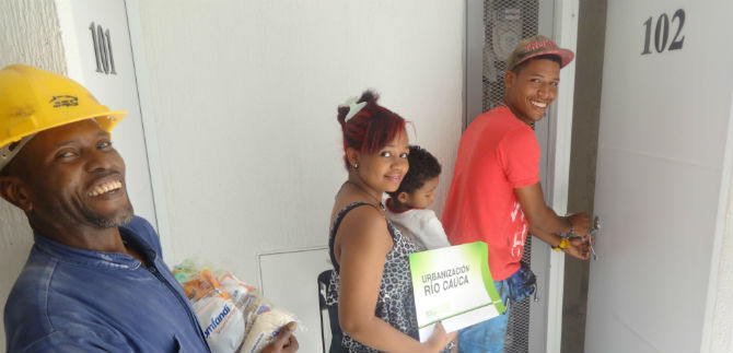 37 familias del jarill�n de Cali estrenan vivienda