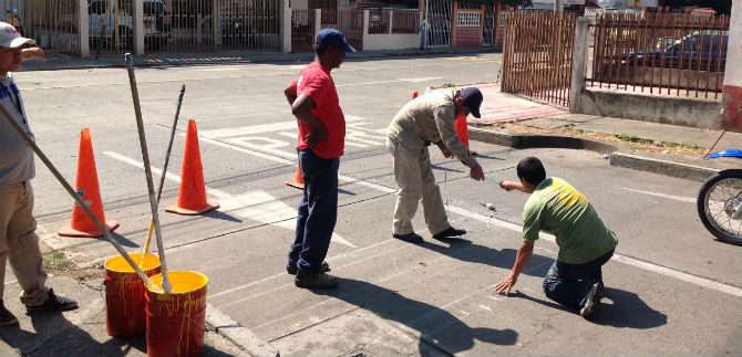 Tr�nsito intensifica la se�alizaci�n de v�as de Cali; m�s de 41.000 m2 demarcados