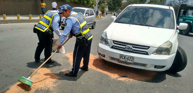 Trnsito trabaja en la prevencin de accidentes con derrames en las vas