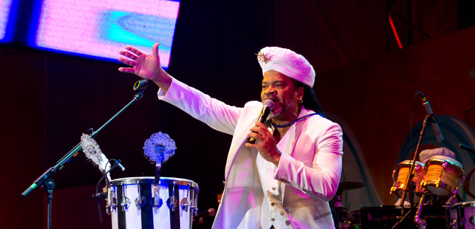 La fiesta se encendi� con la presentaci�n de Carlinhos Brown en el Petronio