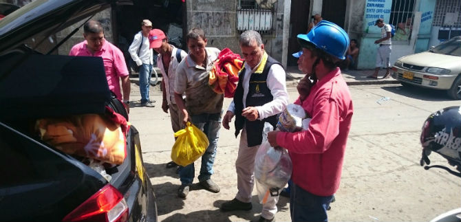 Entregan ayudas humanitarias a afectados por incendios en el barrio Sucre