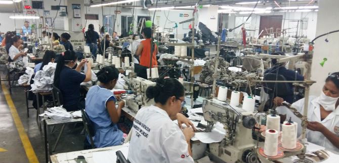 Dan opciones de empleo a 700 mujeres capacitadas en textiles