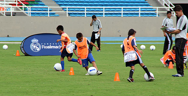 27 Nios de la Escuela de la Fundacin del Real Madrid viajan a Espaa y hacen su sueo real