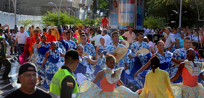 Carnaval de Barranquilla alegra el Paseo de la Avenida Colombia, en la Bienal de Danza