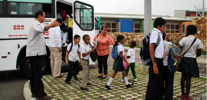 Estudiantes reubicados son atendidos con transporte y alimentacin escolar