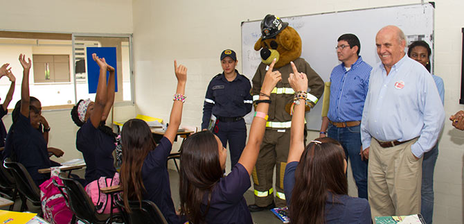 L�deres y comunidad reciben con positivismo y alegr�a al alcalde de Cali