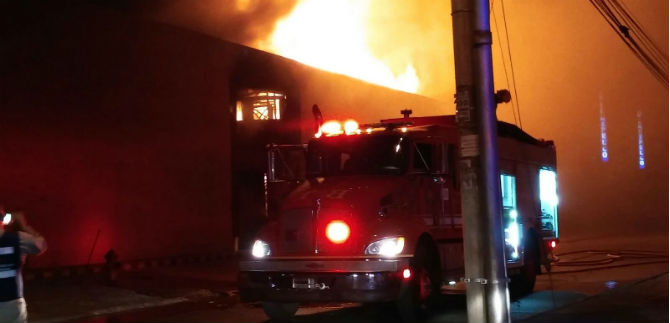 Secretar�a del Riesgo apoy� labores en incendio de bodega en San Nicol�s