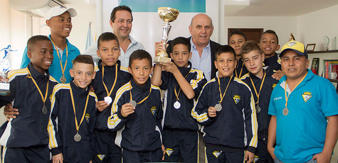 Alcalde de Cali exalta a nios campeones mundiales de Ftbol