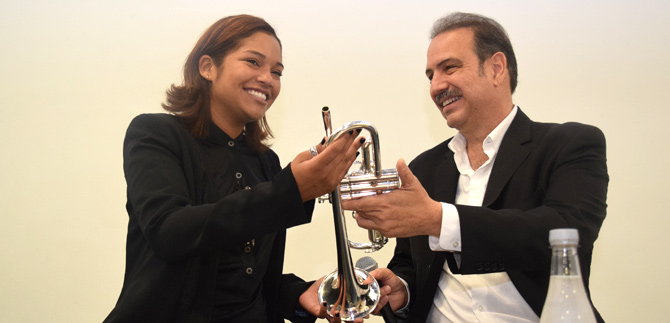 Mario Ortiz Jr dona su trompeta al Museo Jairo Varela