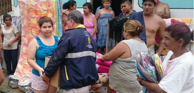 Entregan ayudas humanitarias tras incendio y deslizamiento de tierra