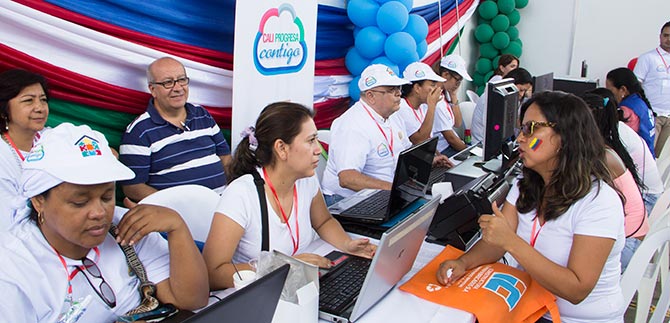 Cerca de cuatro mil personas asistieron a la primera Feria y Servicios de Vivienda en el oriente de la ciudad.