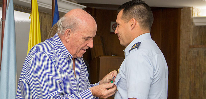 Alcalde de Cali condecor� a Subdirector de la Escuela Militar de Aviaci�n Emavi