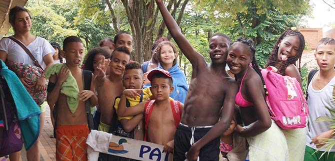 Voluntarios de Sinergia sacan sonrisas a estudiantes del sector oficial