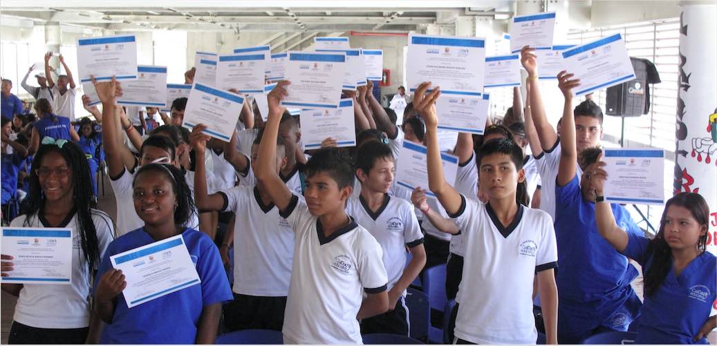 Ms de 100 estudiantes de Cali se gradan como facilitadores de paz