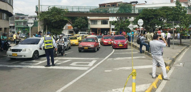Agentes de trnsito y gestores de movilidad garantizarn paso seguro frente al Club Noel