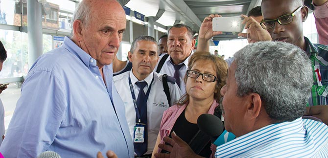 En el MIO, Armitage habl� con trabajadores de Unimetro