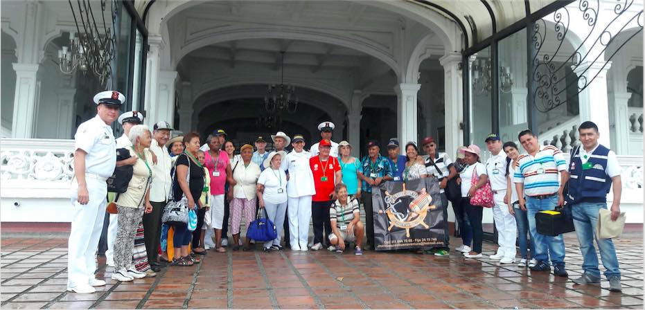 Adultos mayores del Hospital Geri�trico San Miguel cumplieron su sue�o de conocer el mar