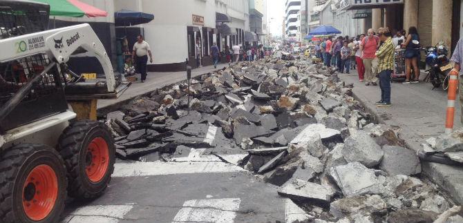 Gobierno Armitage avanza en mejoramiento vial y alcantarillado en el centro cale�o