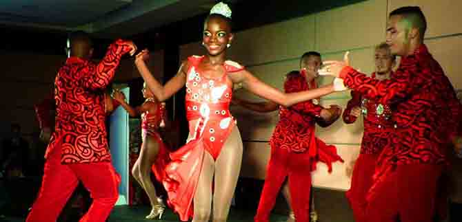En la apertura del Festival Mundial de Salsa, la fiesta llega a Granada