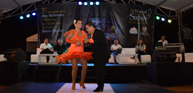 Conversatorio de salsa en el barrio Popular
