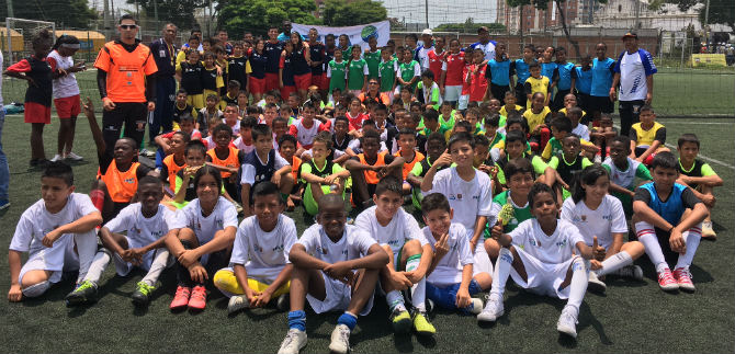 450 ni�os de Cali disfrutaron del primer festival de f�tbol 3 organizado por FIFA y Secretar�a del Deporte
