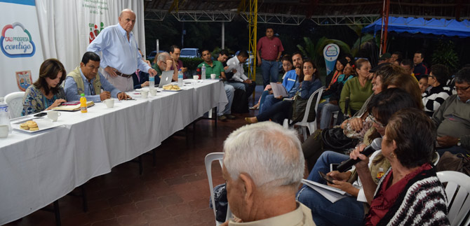Alcalde y gabinete se reunieron con la comunidad de La Buitrera