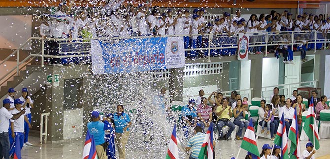 Majestuosa inauguraci�n de  Juegos Municipales con el Evangelista Mora a reventar de p�blico y deportistas
