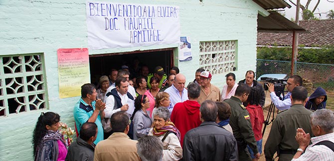 Maurice Armitage madruga a conversar con la comunidad de La Elvira